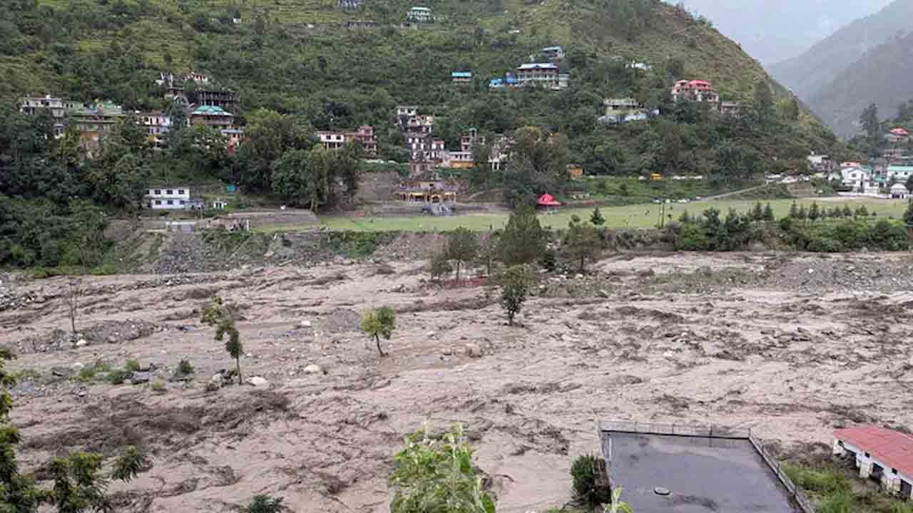 Cloudburst | హిమాచల్‌ ప్రదేశ్‌లో క్లౌడ్‌బరస్ట్‌.. వరదలకు కొట్టుకుపోయిన వంతెనలు.. 300కిపైగా రోడ్లు మూసివేత