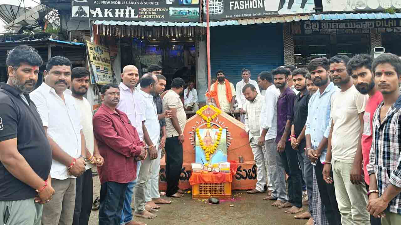 మహనీయుల అడుగుజాడల్లో ముందుకు సాగాలి