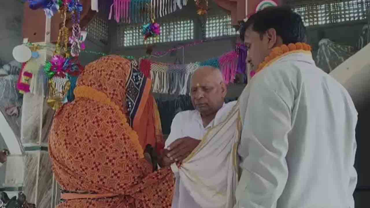 Viral news | 25 ఏళ్ల కాపురం.. ప్రియుడితో పట్టుబడ్డ భార్య.. ఇద్దరికీ పెండ్లి చేసిన భర్త..!