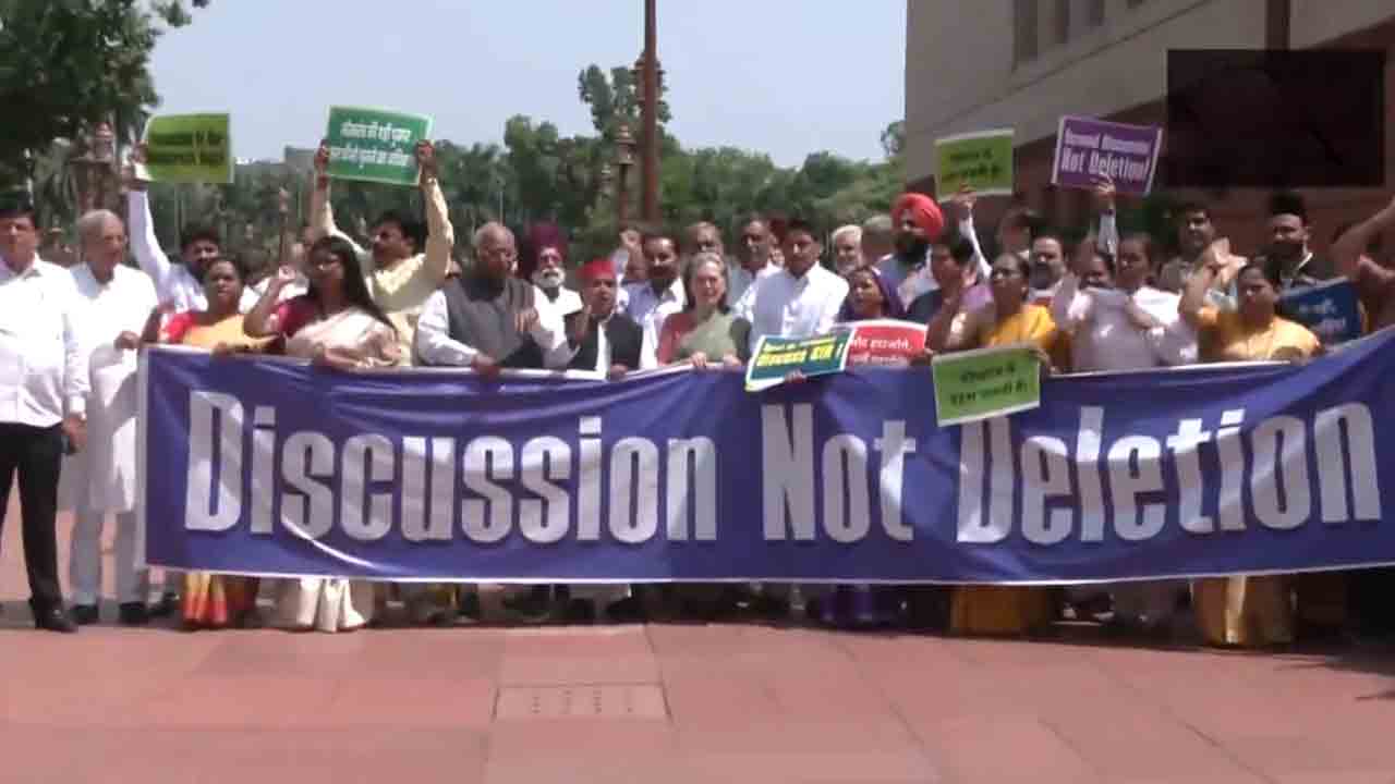 Protest | ఎస్‌ఐఆర్‌కు వ్యతిరేకంగా ఇండియా కూటమి నిరసన.. పాల్గొన్న సోనియాగాంధీ.. Video