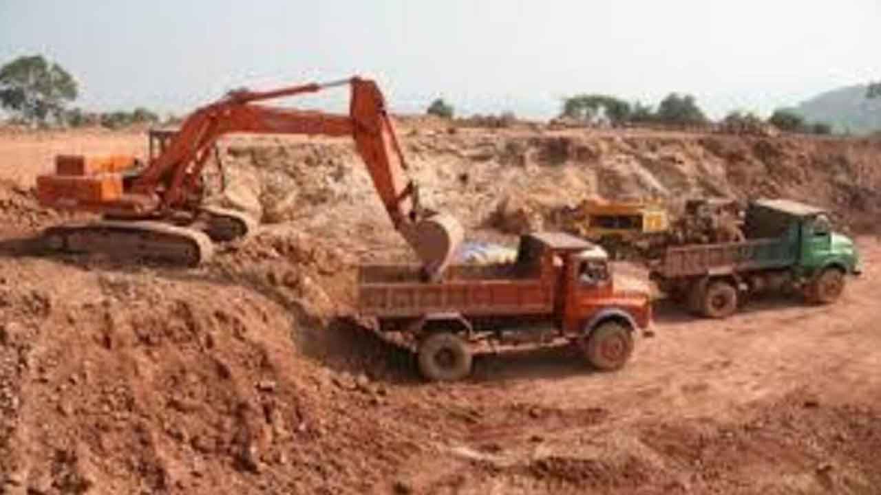 Soil Excavation | రాజానగరం ఎమ్మెల్యే అనుచరుల అరాచకం.. చోద్యం చూస్తున్న అధికారులు