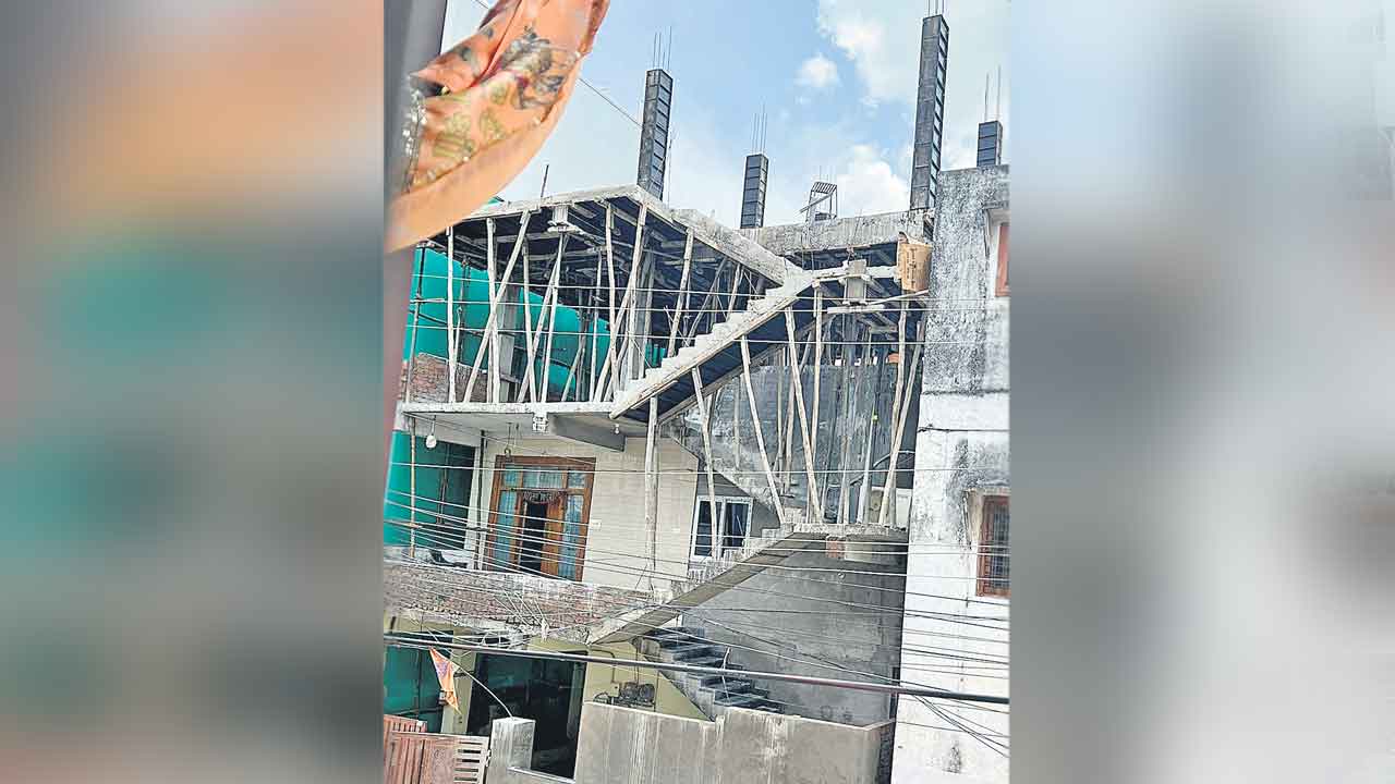 చలనం లేదు.. చర్యలు లేవు! అక్రమ నిర్మాణమని తెలిసినా కన్నెత్తి చూడని టౌన్ ప్లానింగ్ అధికారులు