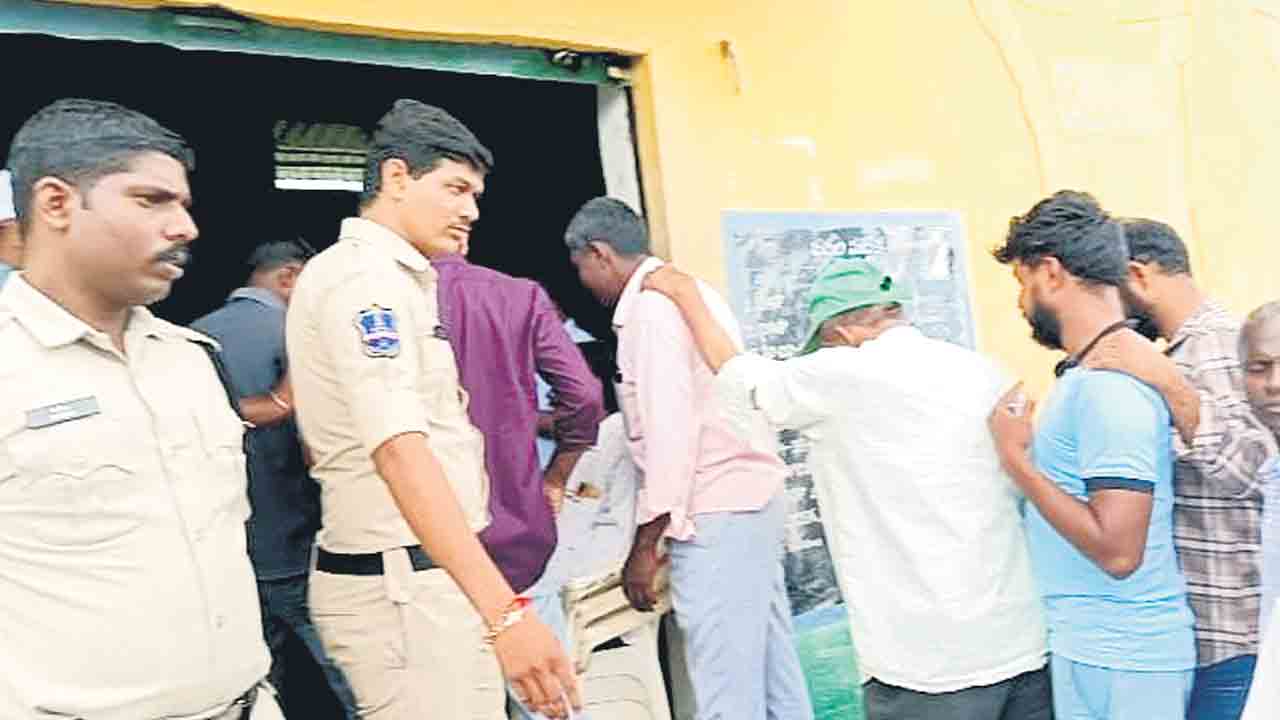 పంద్రాగస్టు రోజూ తిప్పలే..రైతులకు తప్పని యూరియా ఇక్కట్లు