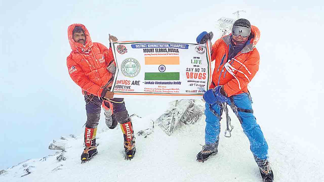 భళా.. తండ్రీకొడుకులు.. యూరప్‌ ఖండంలో ఎతైన శిఖరాన్ని అధిరోహించి రికార్డు