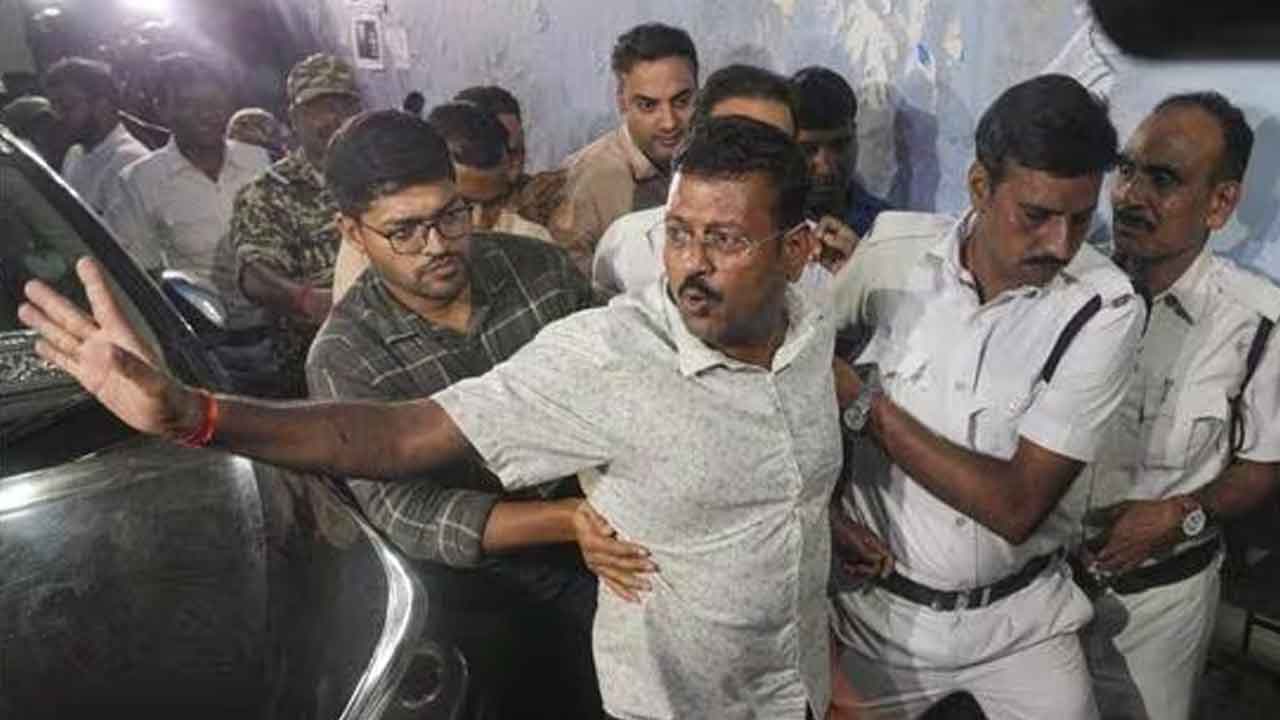 ఈడీ దాడి.. గోడ దూకి పరారీ యత్నం!