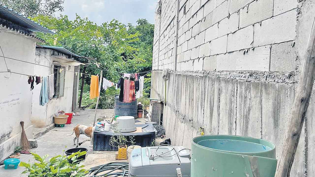 ఆక్రమణలపై చర్యలేవీ?.. జూబ్లీహిల్స్ నాలాపై నిర్మాణాలు.. తొలగించని అధికారులు