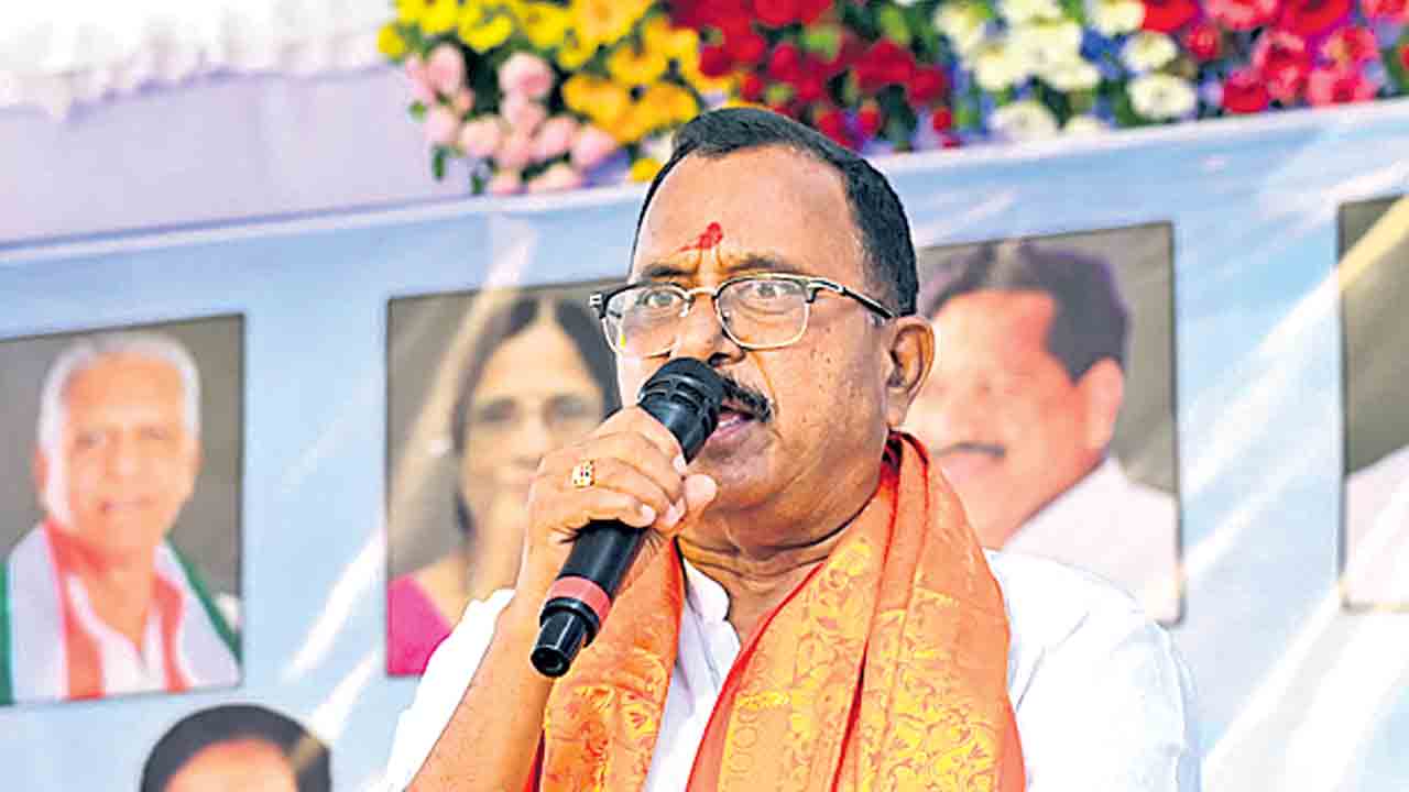 Mallu Ravi | నన్నే ప్రసంగం ముగించాలంటారా.. కాంగ్రెస్ నాయకుడిపై ఎంపీ మల్లు రవి చిర్రుబుర్రు