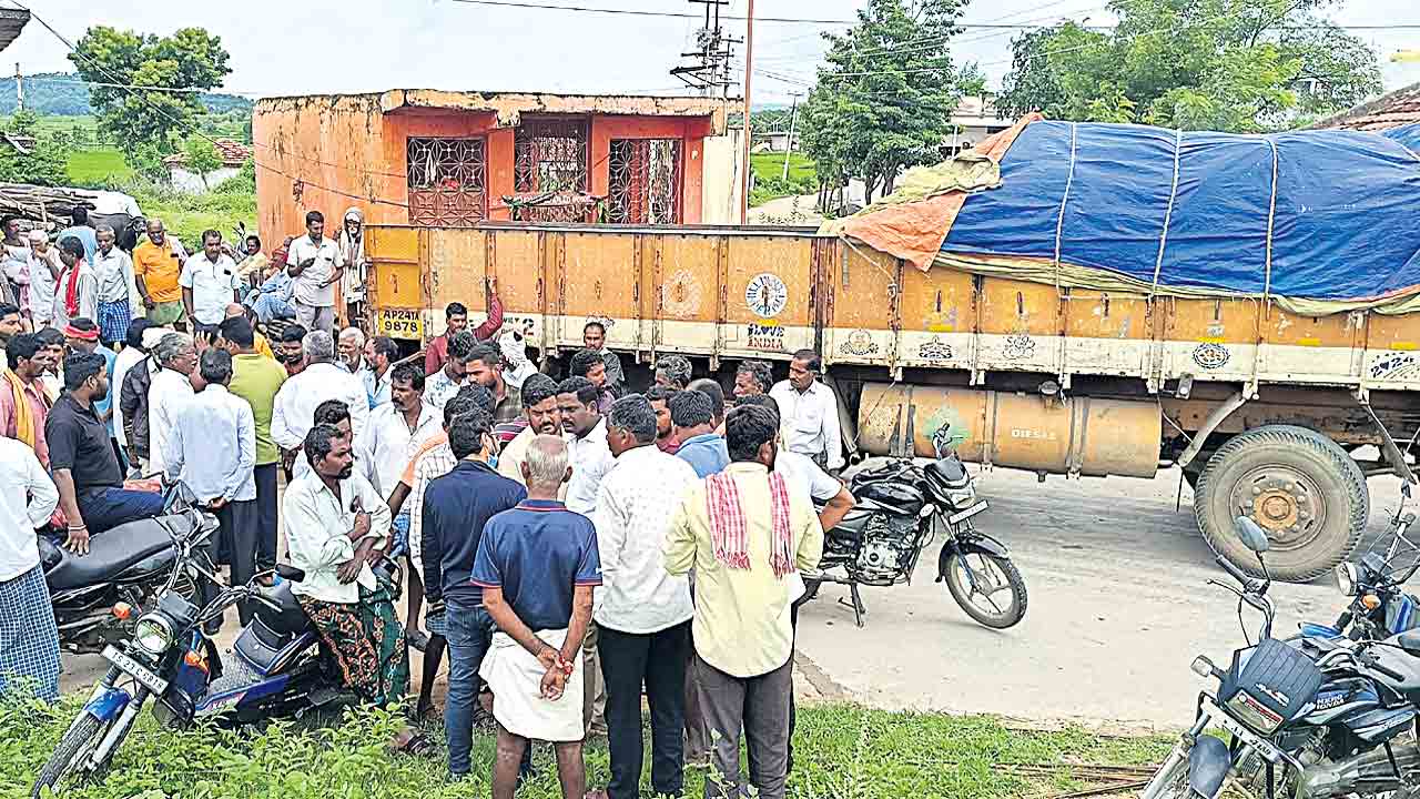 యూరియా కోసం.. పల్లెల మధ్య వైరం