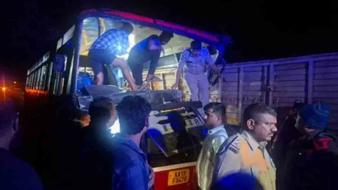 KSRTC bus rams parked lorry | ఆగి ఉన్న లారీని ఢీకొట్టిన ఆర్టీసీ బస్సు.. ముగ్గురు   మృతి, ఏడుగురికి గాయాలు
