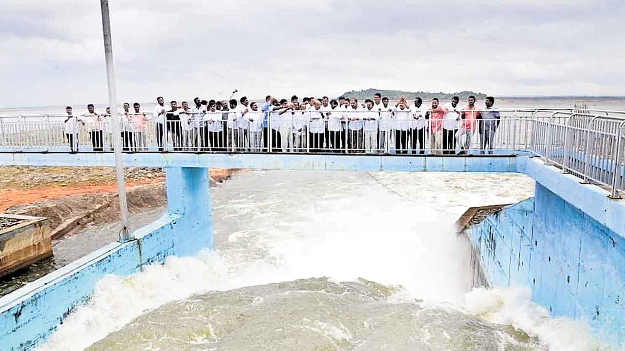 బీఆర్‌ఎస్‌ హెచ్చరిక.. దిగొచ్చిన సర్కారు