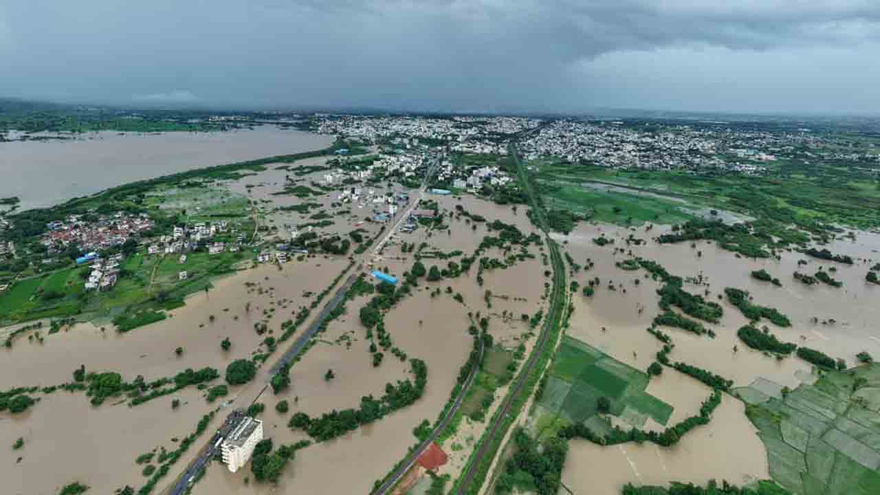 Heavy Rains | భారీ వర్షానికి కామారెడ్డి అతలాకుతలం… స్తంభించిన జనజీవనం..డ్రోన్ ఫోటోలు