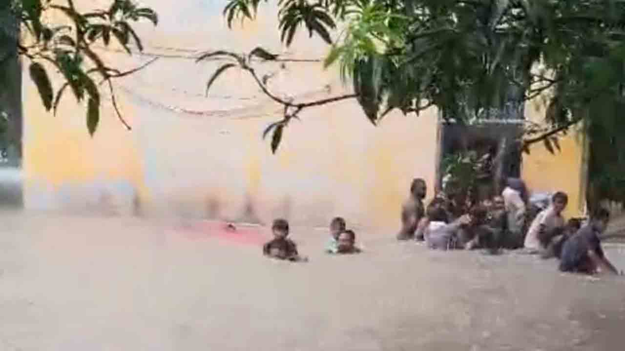 Kamareddy Floods | వరద ముంపులో 350 మంది విద్యార్థులు.. కాపాడిన రెస్క్యూ టీం