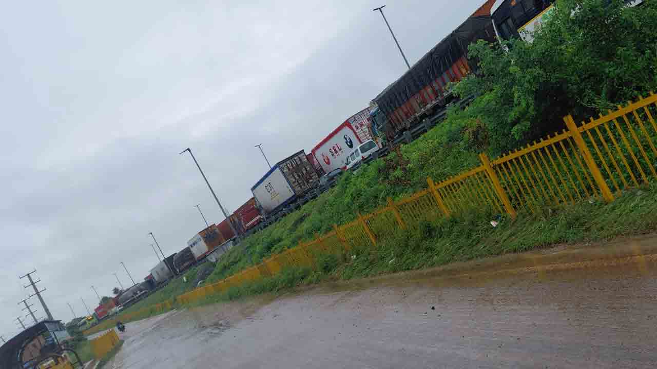 Kamareddy rains | కామారెడ్డిలో వర్షాల ఎఫెక్ట్‌.. కశ్మీర్‌ టు కన్యాకుమారి నేషనల్‌ హైవేపై భారీగా ట్రాఫిక్‌ జామ్‌