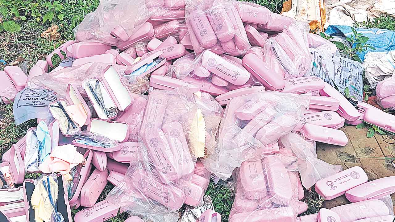 చెత్తకుప్పలో కంటి వెలుగు అద్దాలు