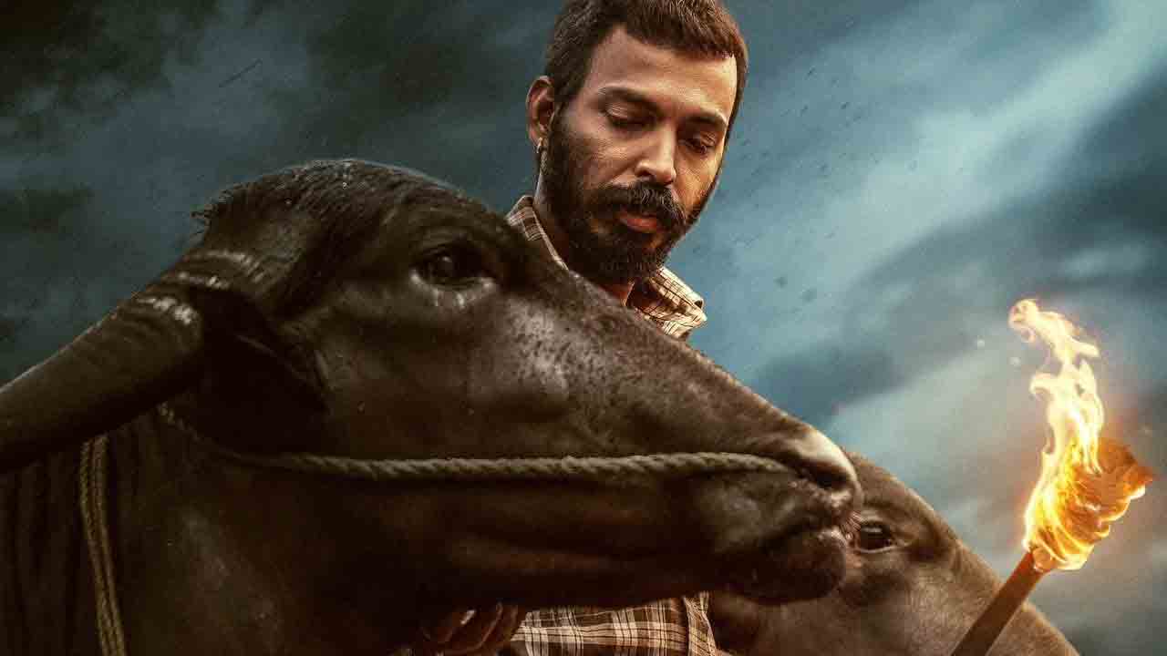 Karavali Glimpse | దున్నల మధ్య కాగడా పట్టుకున్న రాజ్‌ బీ శెట్టి.. గూస్‌బంప్స్‌ తెప్పిస్తోన్న కరవాలి గ్లింప్స్‌