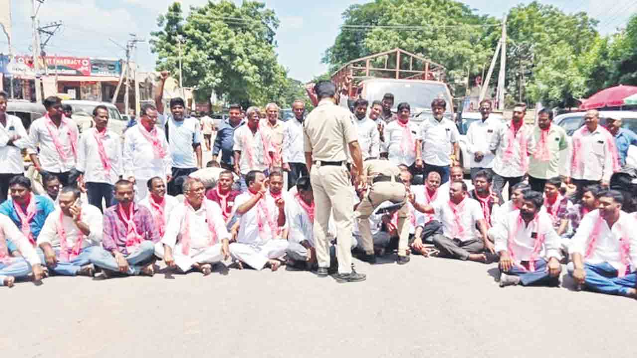 యూరియా కొరతపై భగ్గుమన్న బీఆర్‌ఎస్‌