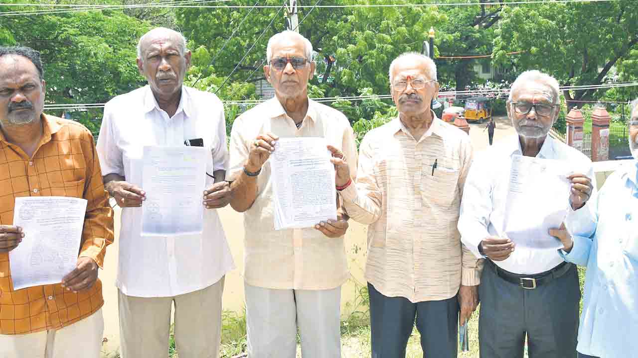 బొమ్మకల్‌లో రిటైర్డ్‌ టీఎన్‌జీవోల భూమి కబ్జా?