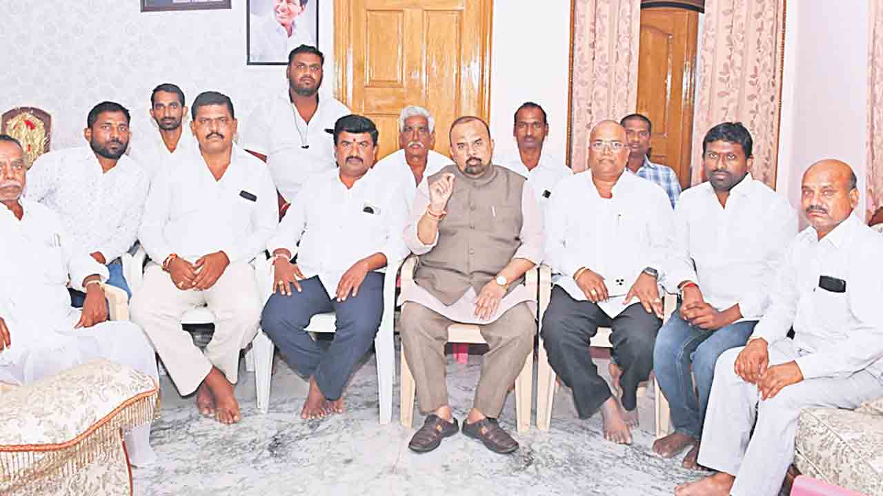 బిల్లులు చెల్లించకపోతే కలెక్టరేట్‌ ముట్టడిస్తాం