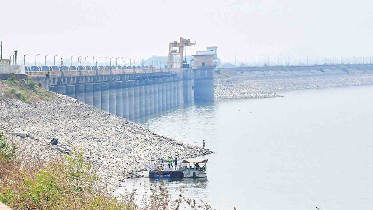 Lower Manair Dam | వెలవెలబోతున్న ఎల్‌ఎండీ.. నీటి కోసం తండ్లాడుతున్న అన్నదాతలు