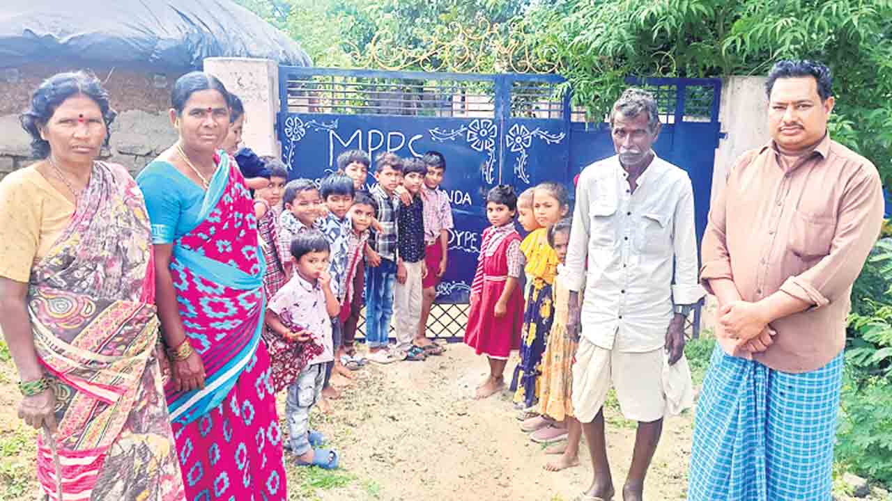 బడికి తాళం వేసి నిరసన