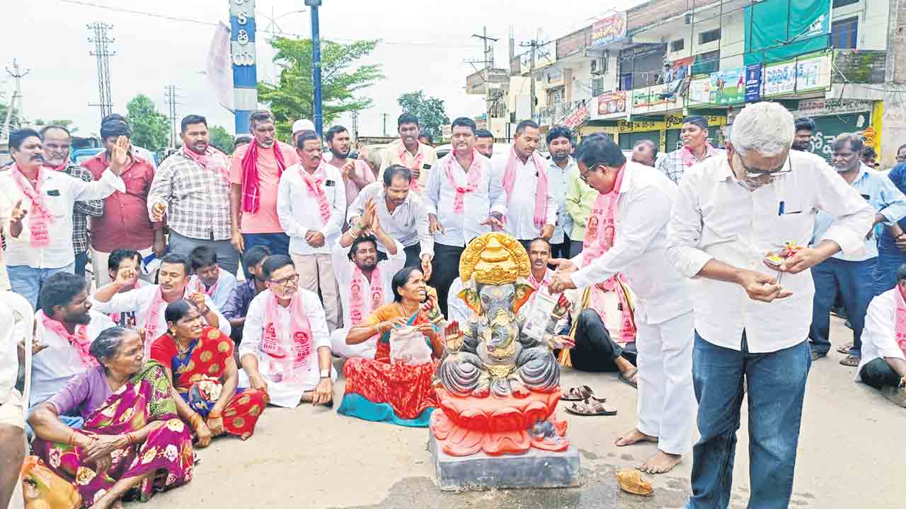 నిరీక్షించి.. నిరాశతో వెనుదిరిగి