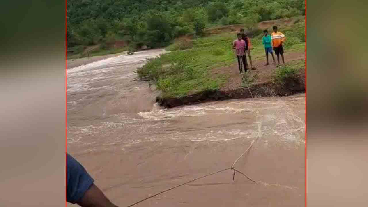 Rescue | వాగులో చిక్కుకున్న యువకులు.. తాళ్ల సాయంతో కాపాడిన స్థానికులు