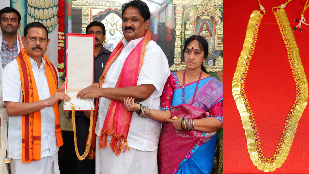 భ్రమరాంబ అమ్మవారికి కాసులపేరు కానుకగా సమర్పించిన భక్తుడు