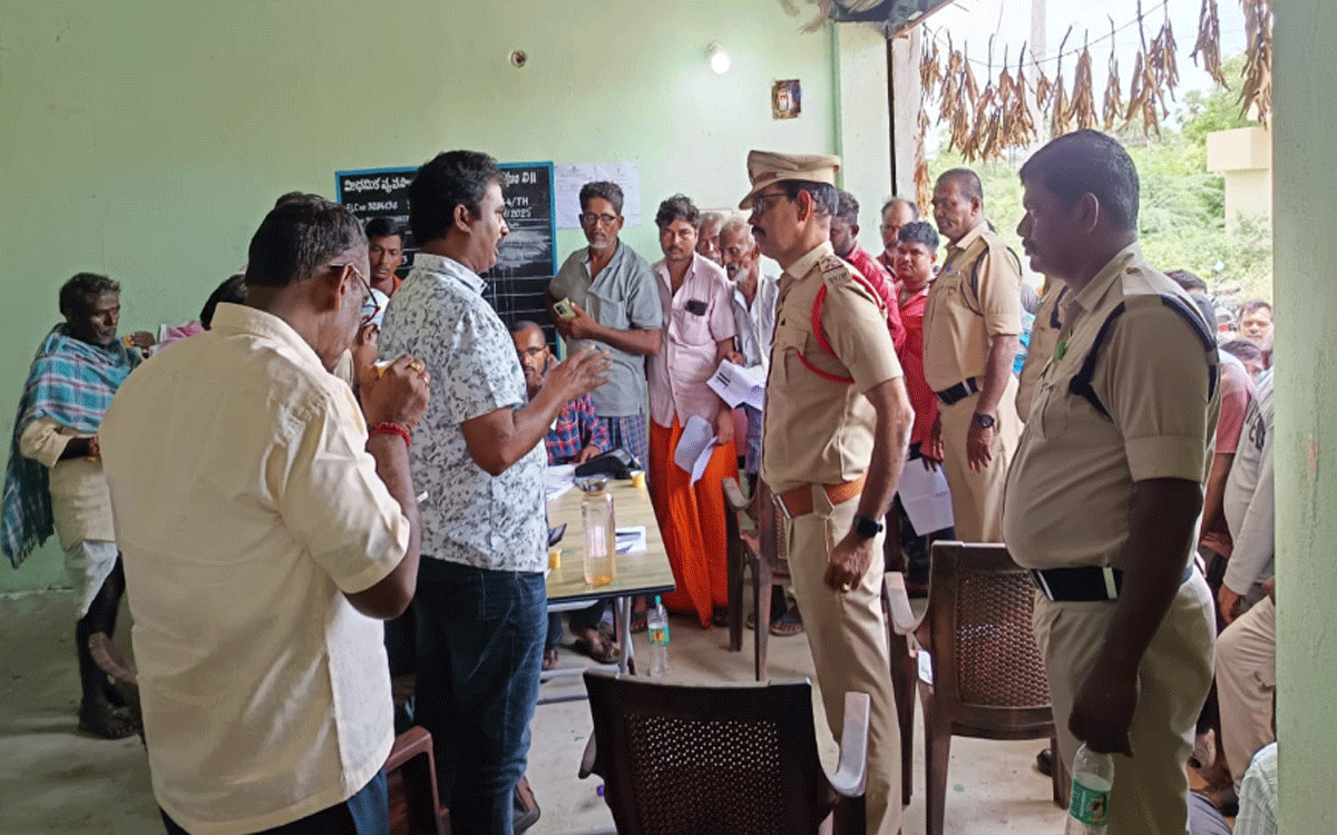 Kattangur : క‌ట్టంగూర్‌లో పోలీస్‌ పహారా మధ్య యూరియా పంపిణీ