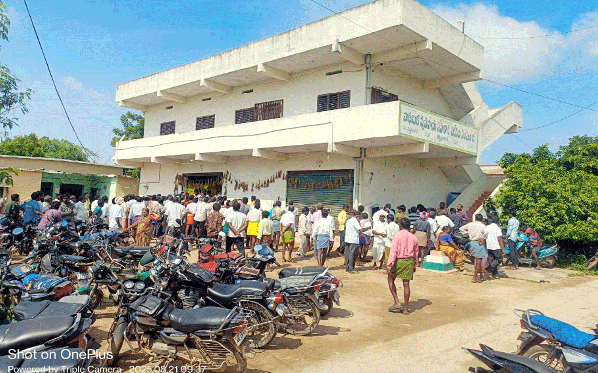 Kattangur : క‌ట్టంగూర్‌లో పోలీస్‌ పహారా మధ్య యూరియా పంపిణీ