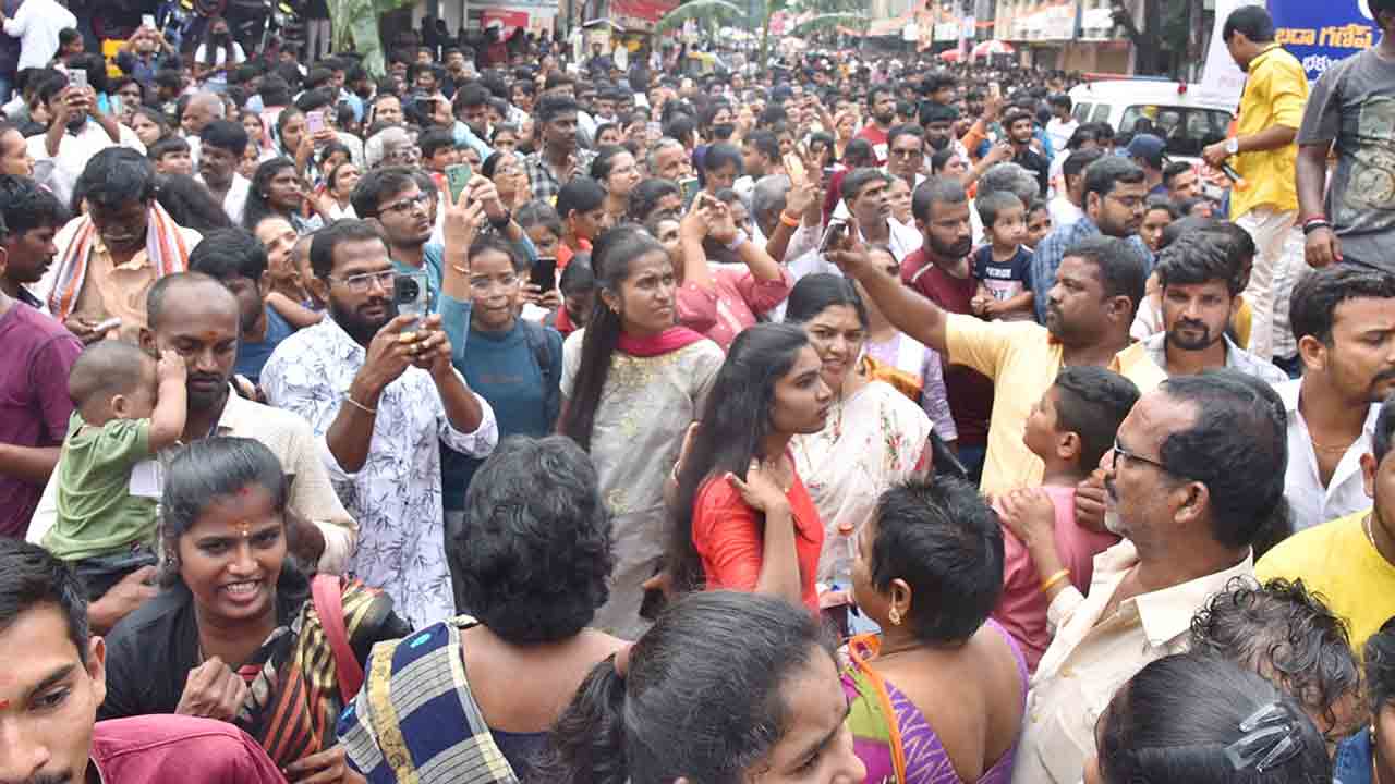 Khairatabad | ఖైరతాబాద్‌ గణేశుడిని చూసేందుకు వచ్చి.. క్యూలైన్‌లో గర్భిణి ప్రసవం