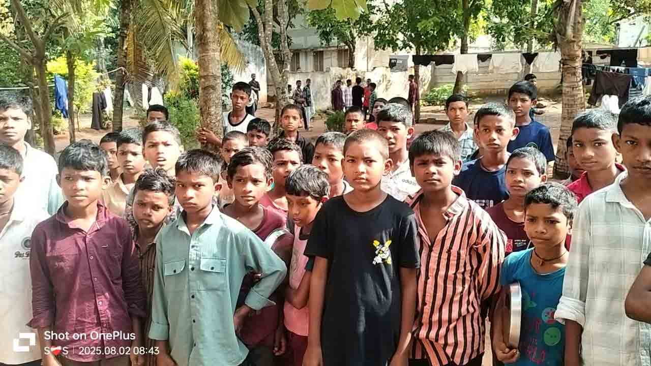 కుళ్లాన అరటిపండ్లు.. ఉడికీఉడకని అన్నం