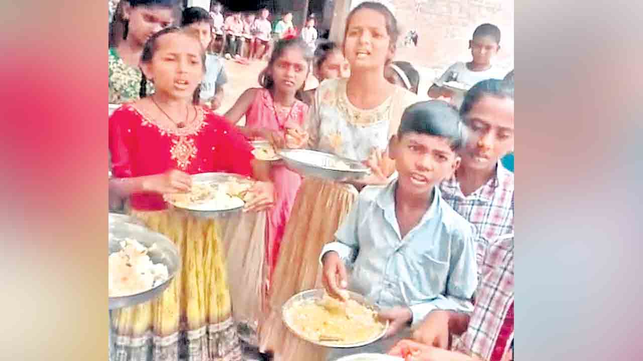 ఉడికీ ఉడకని అన్నం తినలేం.. మధ్యాహ్న భోజనం సరిగా లేదంటూ విద్యార్థుల ఆందోళన