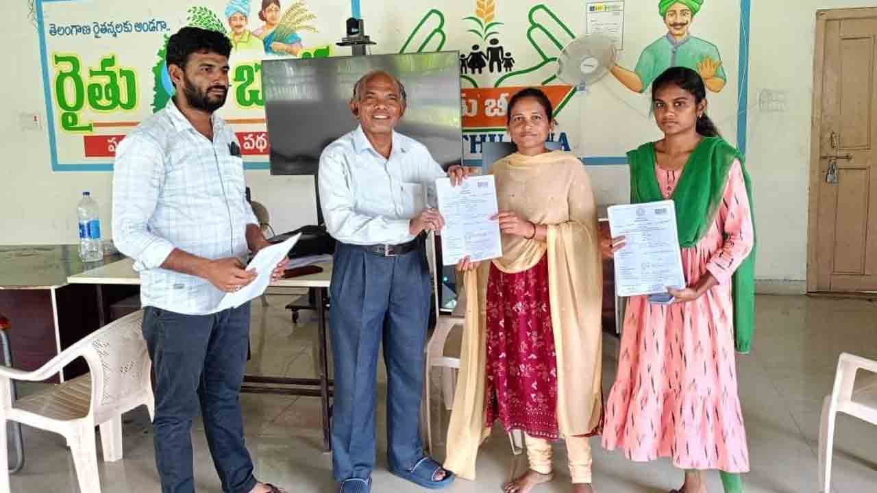 రేవంత్‌ ప్రభుత్వ నిర్లక్ష్యం రైతుబీమా దూరం