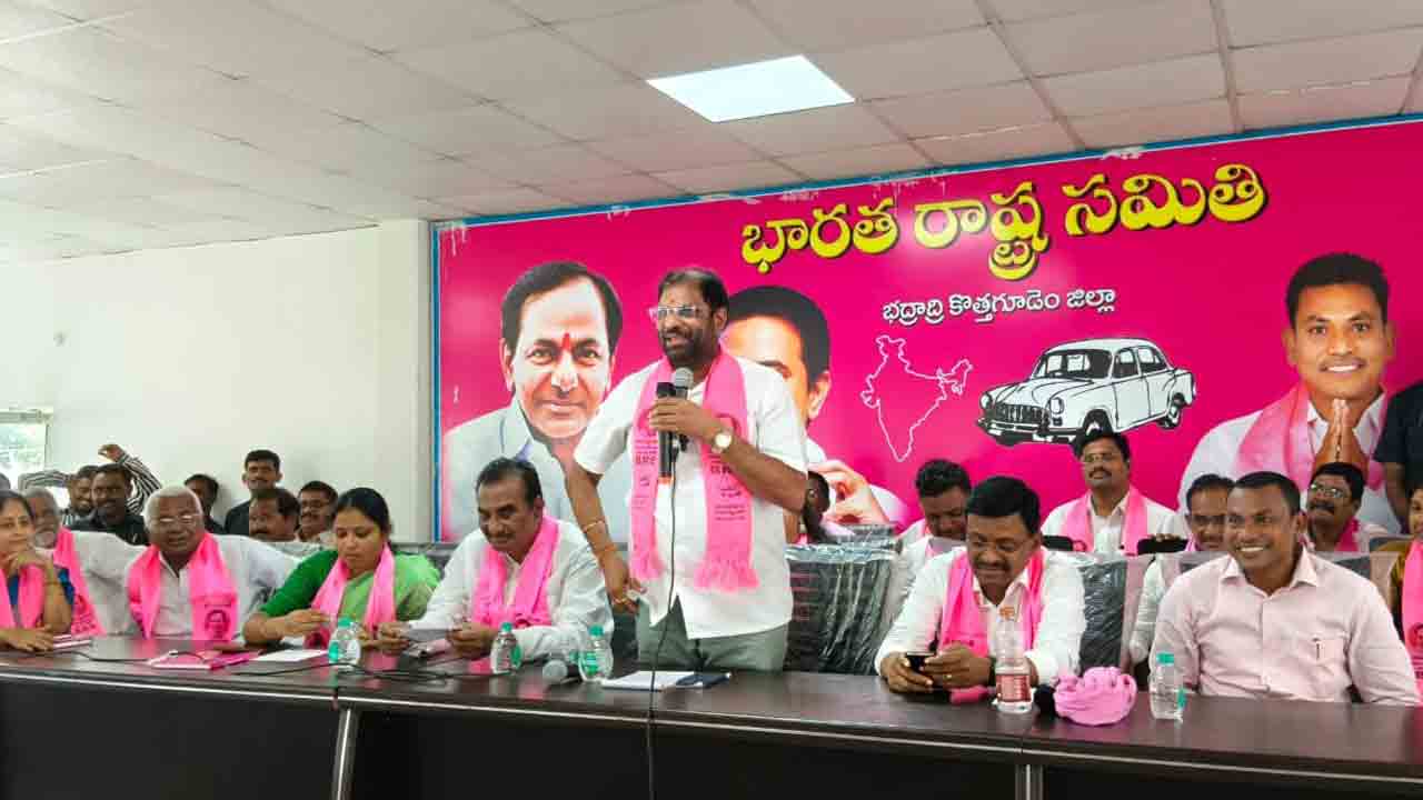 యూరియా కష్టాలు తీర్చలేని సర్కారు..