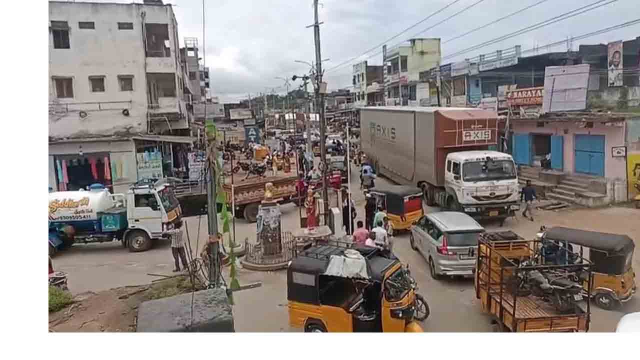 Traffic problems | ఖానాపూర్‌లో ట్రాఫిక్ కష్టాలు.. భారీ వాహనాల మళ్లింపుతో అవస్థలు