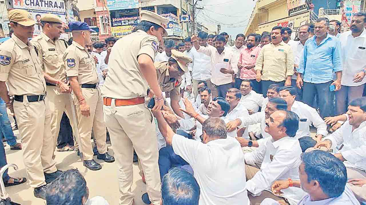 యూరియా కోసం రోడ్డెక్కిన మాజీ ఎమ్మెల్యే మహేశ్‌రెడ్డి