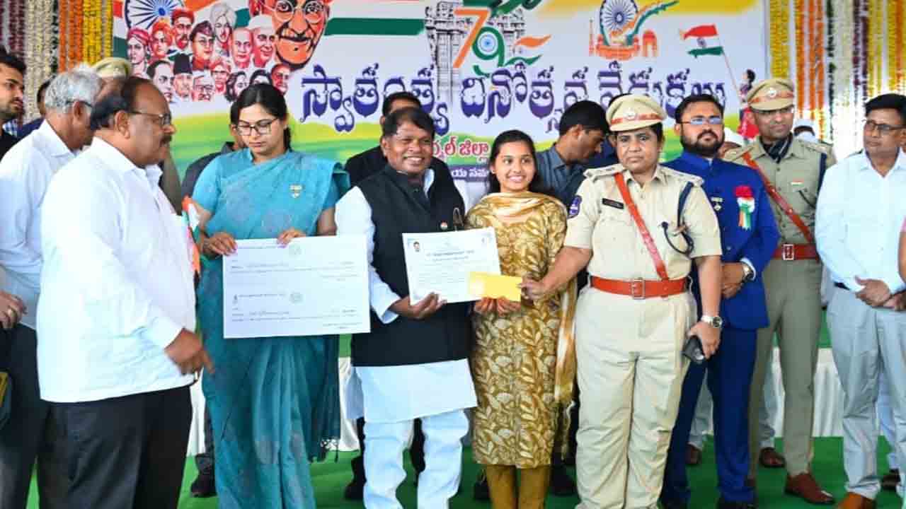 Appreciation | టెన్త్‌ ర్యాంకర్‌కు నగదుతో పాటు ప్రశంసాపత్రం అందజేసిన కలెక్టర్‌