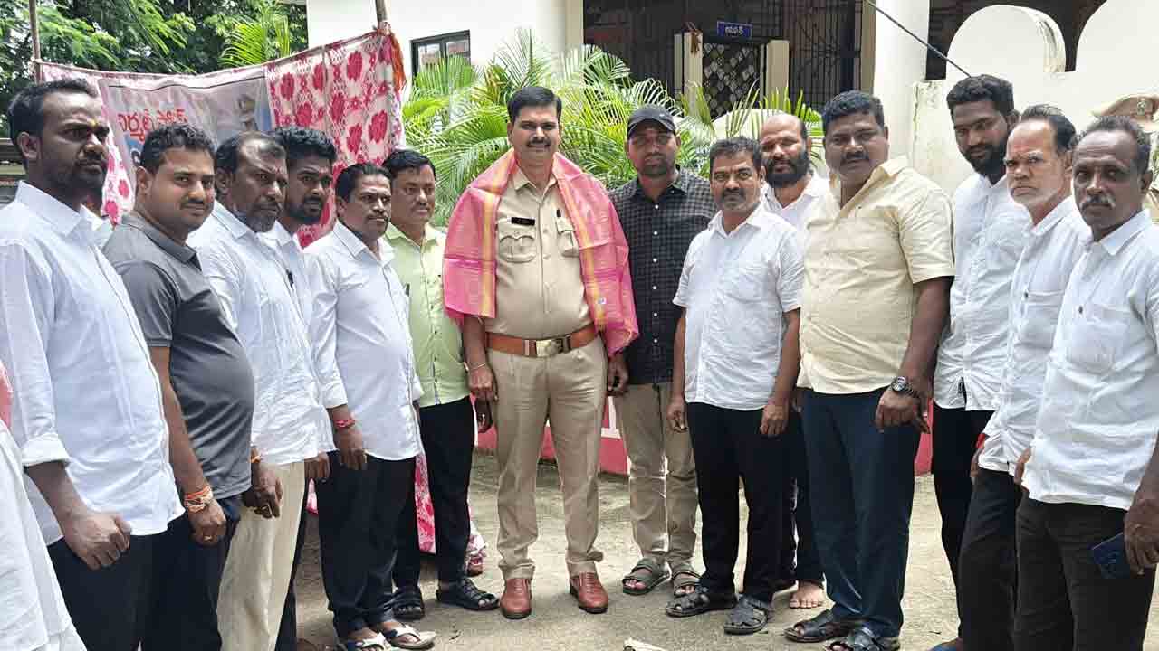 Devotional Songs | మండపాల్లో సాంప్రదాయ భక్తి పాటలే ఏర్పాటు చేసుకోవాలి : భైంసా రూరల్‌ సీఐ