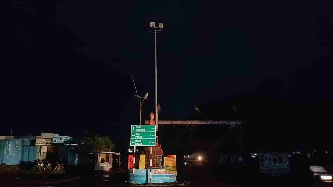 Kubeer Junctions | అంధకారంలో కుభీర్ ‘కూడళ్లు’.. చీకట్లో ఈ రోడ్లపై దిగితే అంతే..!