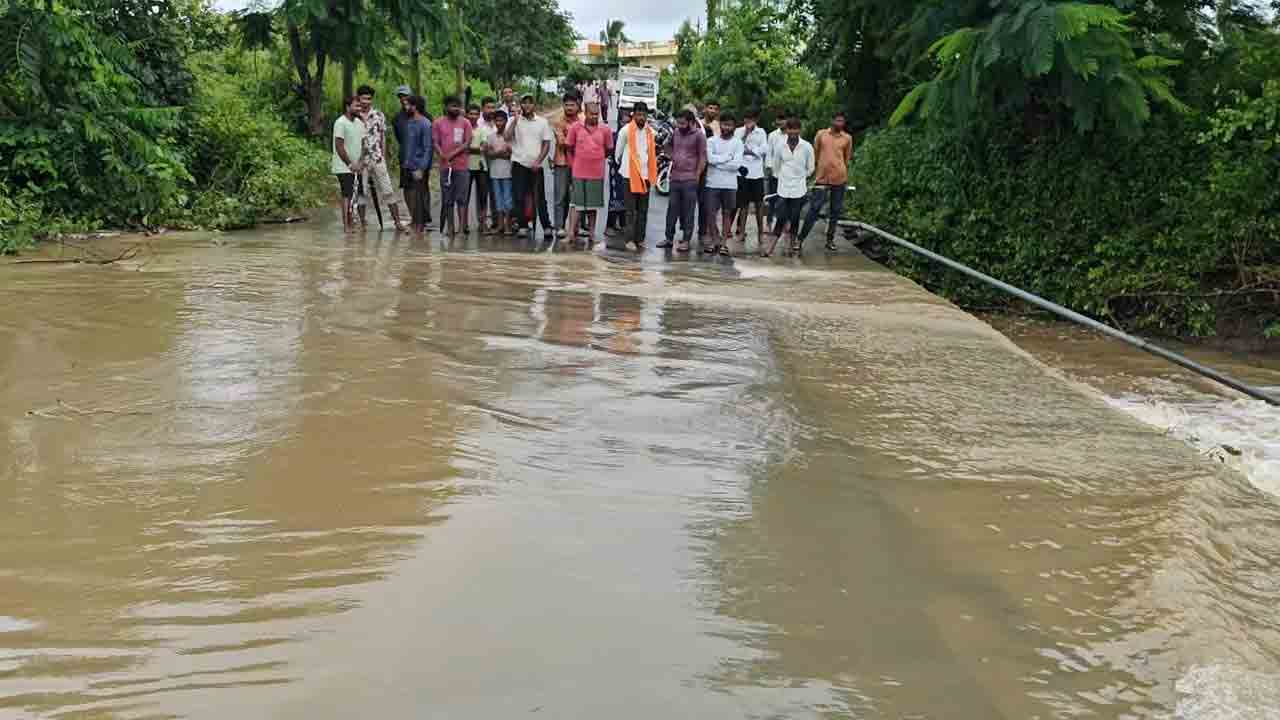 Heavy Rains | పొంగి పొర్లుతున్న వాగులు.. మహారాష్ట్ర, తెలంగాణ మధ్య రాకపోకలు బంద్