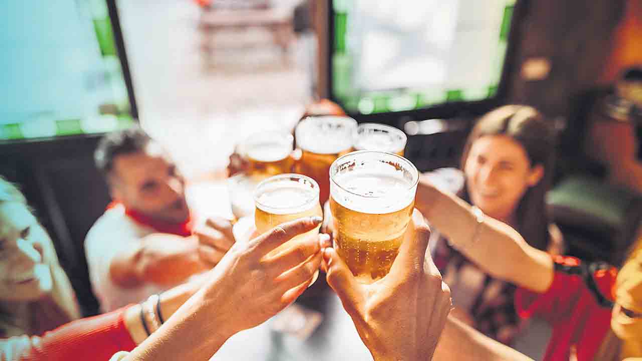 తాగు.. ఊగు!.. పట్టణాల్లో బీర్‌ కేఫ్‌లు.. పల్లె పల్లెనా వైన్‌ షాపులు