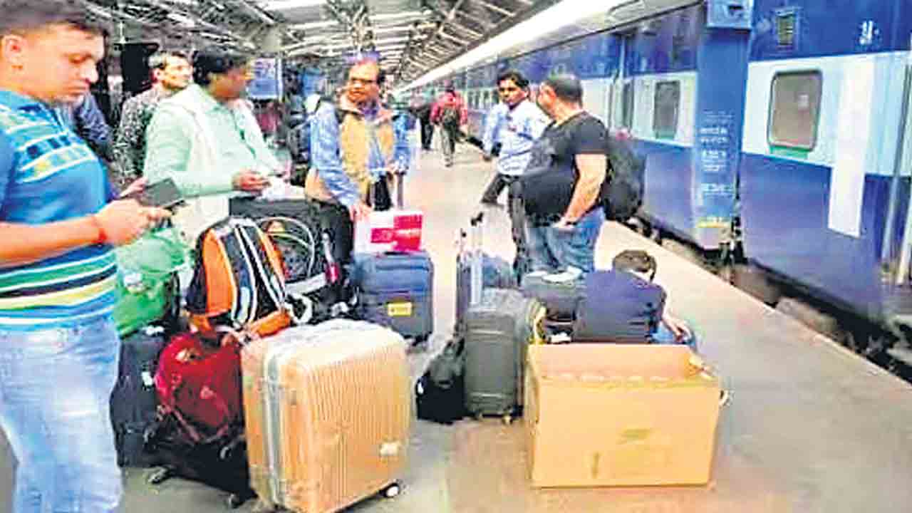 Indian Railways | రైల్వే ప్రయాణికులకు షాకింగ్‌ న్యూస్‌.. ఇకపై రైళ్లలో ఎంత లగేజీ పడితే అంత తీసుకెళ్లలేరు!