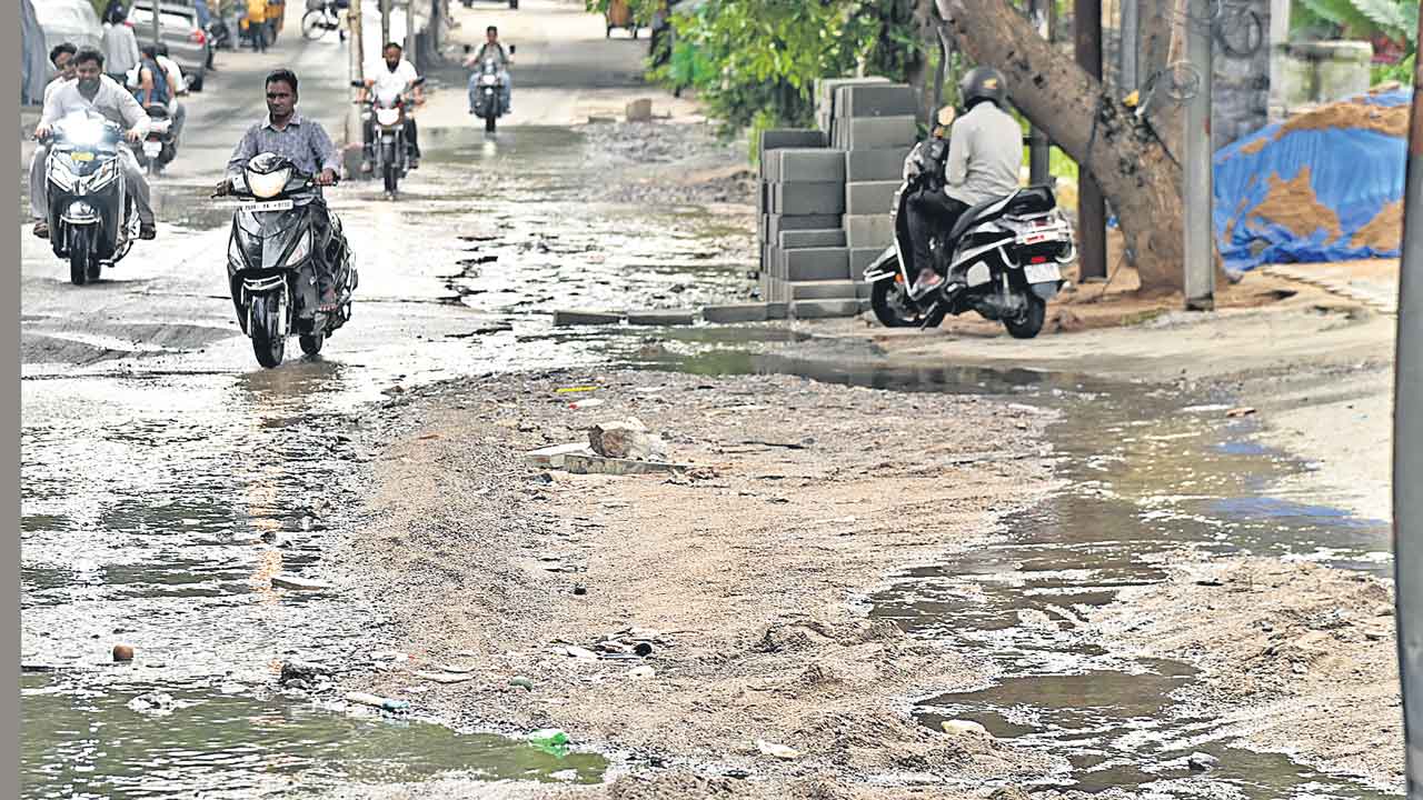 గుంతలు.. ఇసుకమేటలు!