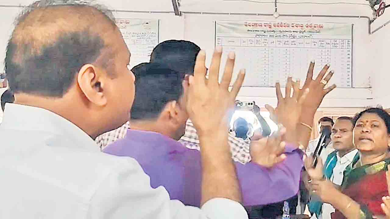రేషన్ కార్డుల పంపిణీలో ఉద్రిక్తత