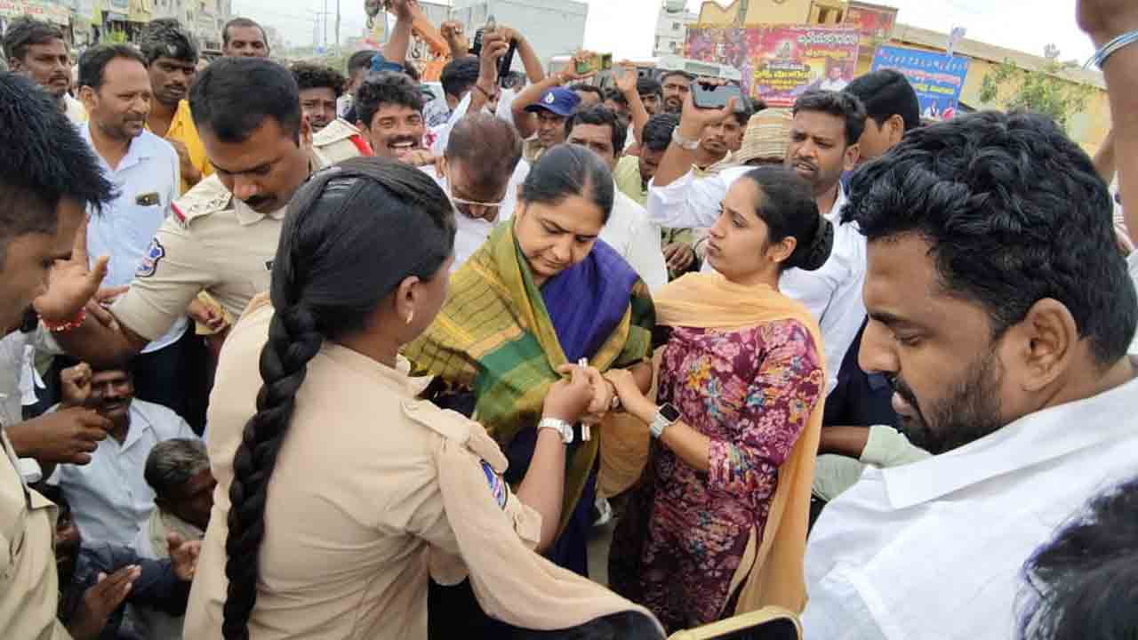 MLA Sunitha Lakshma Reddy | యూరియా అడిగితే అరెస్టు చేస్తారా..?  రైతులకు సంఘీభావంగా చేపట్టిన ధర్నాలో ఎమ్మెల్యే సునీతా లక్ష్మారెడ్డి