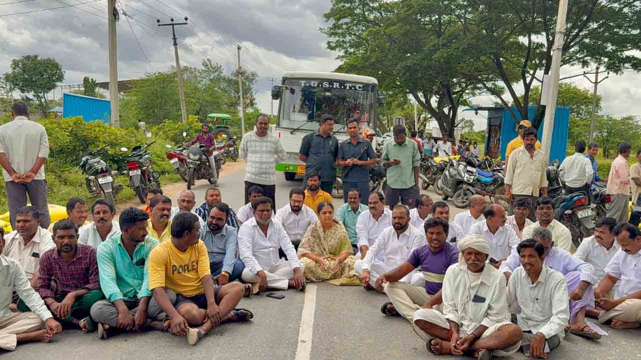 MLA Sunitha lakshma reddy | అన్నం పెట్టే రైతు అడుక్కునే స్థాయికి.. కాంగ్రెస్ పాలనలో మళ్లీ పాత రోజులు : ఎమ్మెల్యే సునీతా లక్ష్మారెడ్డి