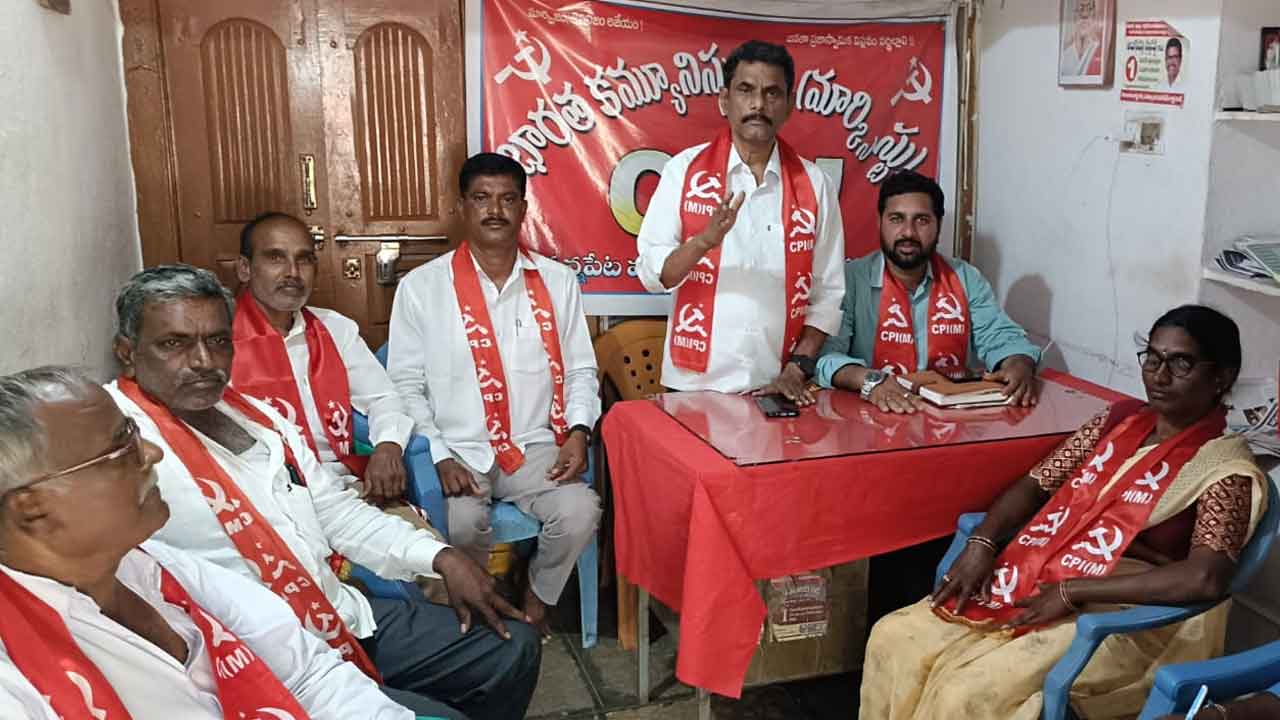 Special officers | ప్రత్యేక అధికారుల పాలనలో పడకేసిన అభివృద్ధి : మోకు కనకా రెడ్డి