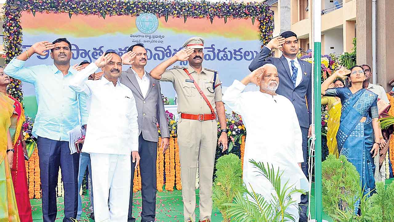 మేడ్చల్‌ కలెక్టరేట్‌లో.. స్వాతంత్య్ర వేడుకలు