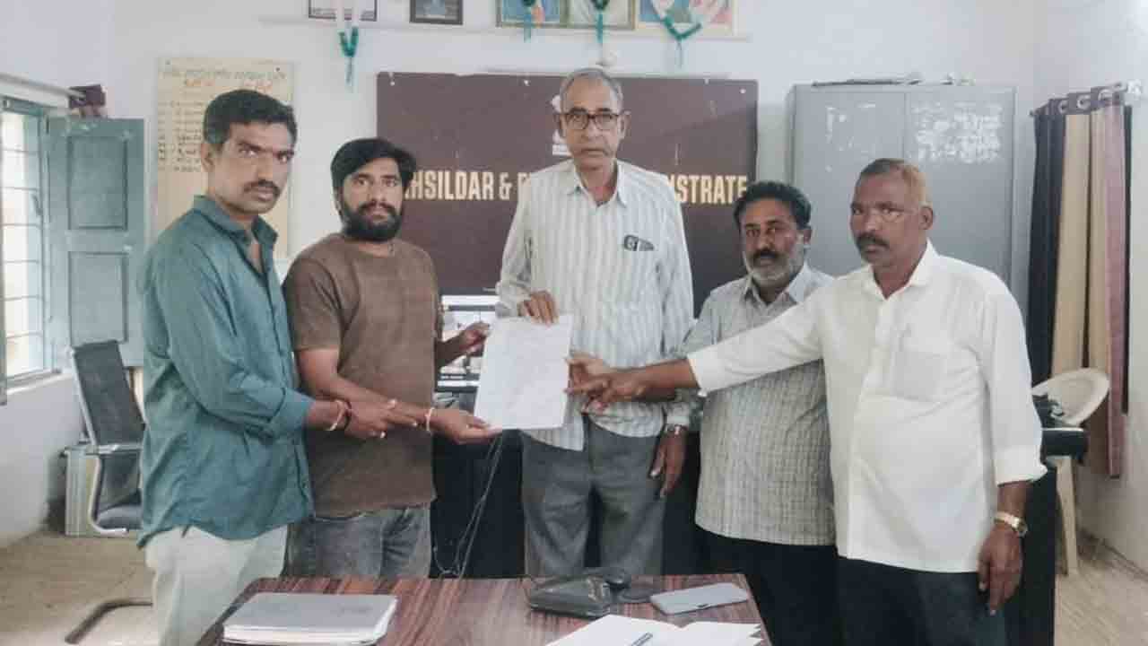 జర్నలిస్టుల సమస్యలు పరిష్కరించాలి.. తహసీల్దార్‌కు వినతి