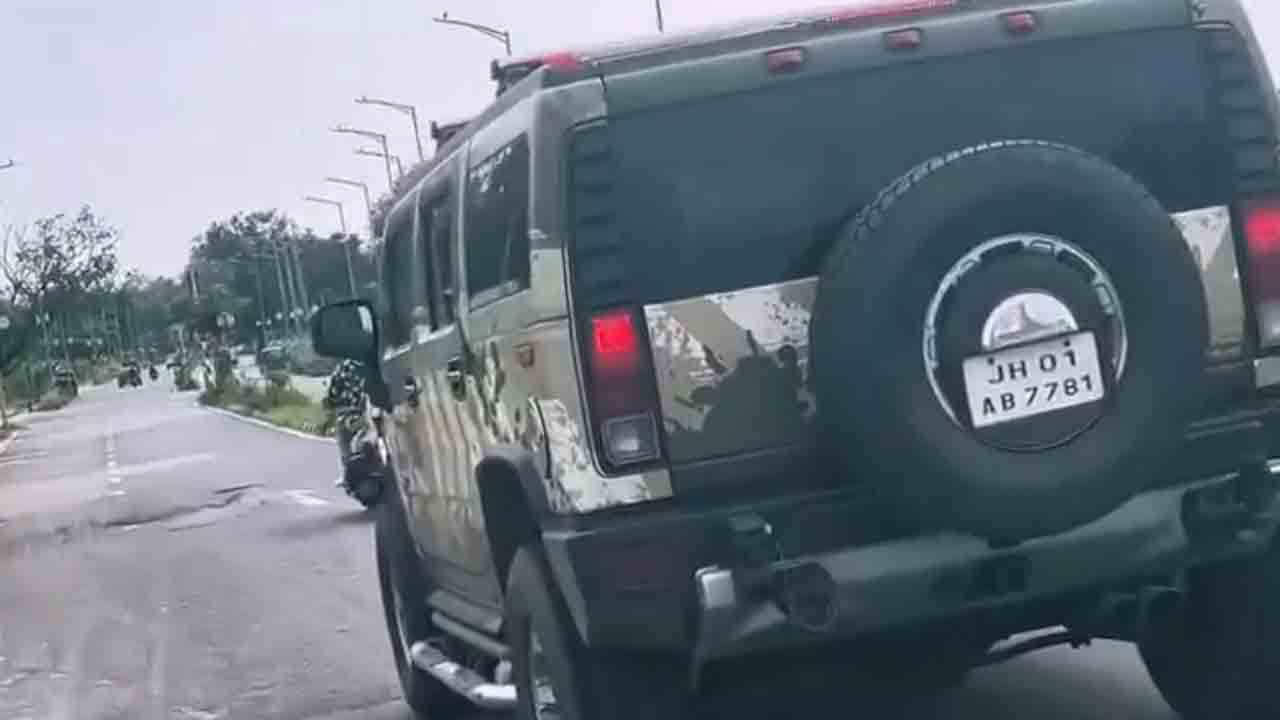 MS Dhoni | ఆర్మీ థీమ్‌ బీస్ట్‌ కారుతో.. రాంచీ వీధుల్లో ధోనీ చక్కర్లు.. VIDEO